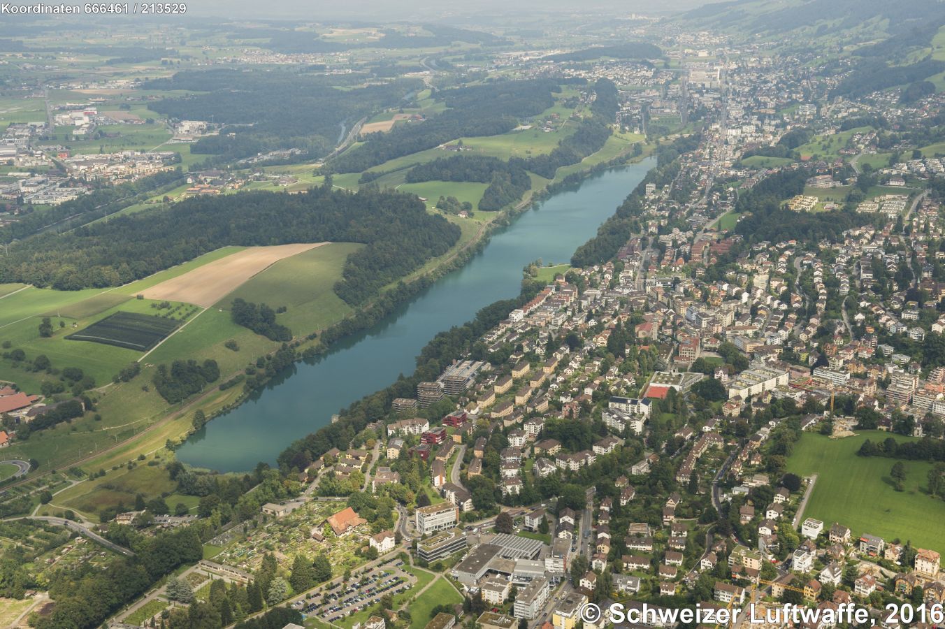 Rotsee (Position: 2'666'473.13, 1'213'630.22). Im Vordergrund: Maihof-Quartier Luzern; Dorf linker Bildrand: Emmenbrücke. Am See-Ende (NE-wärts): Buchrain und Ebikon.